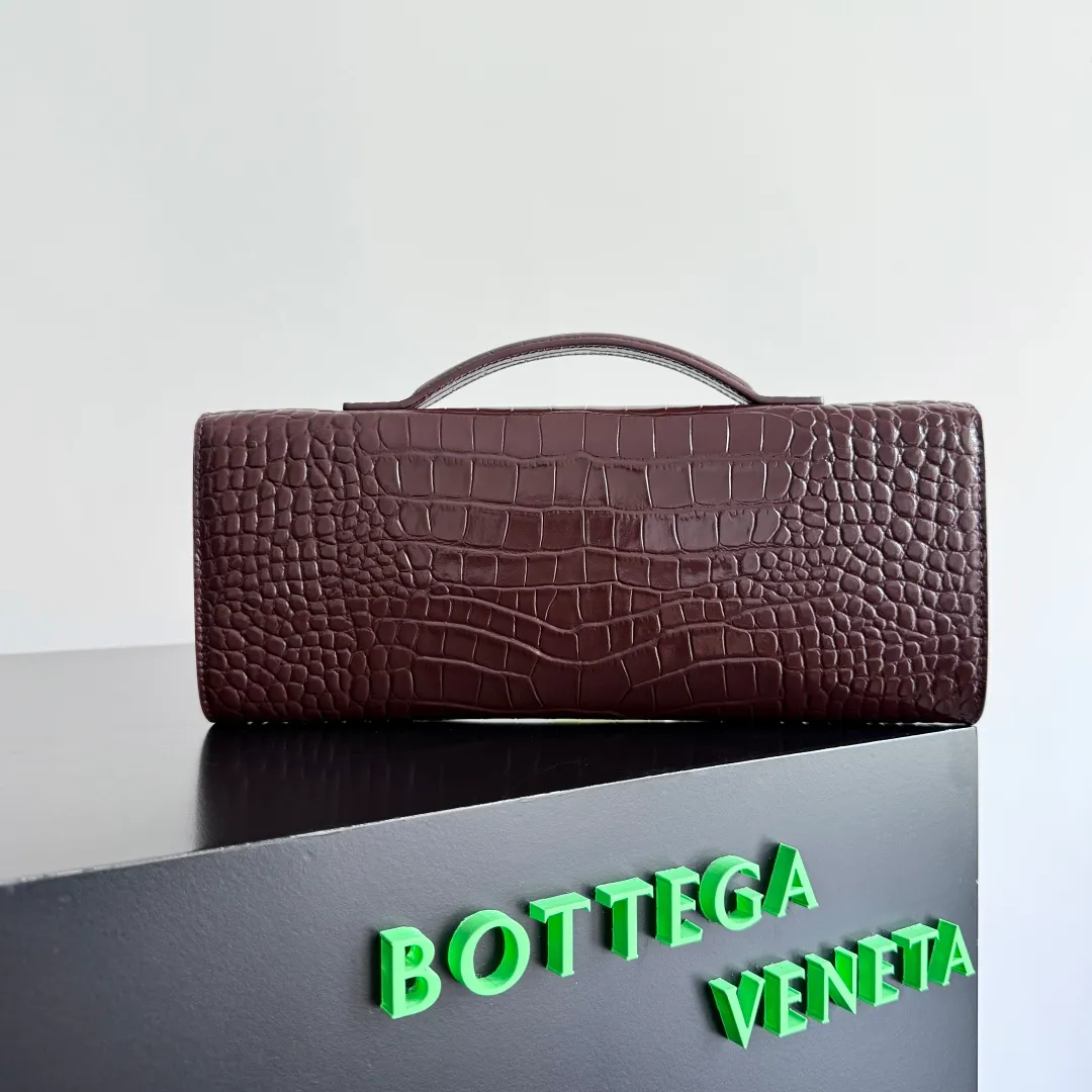 The batch of 1420 BV Andiamo evening handbags has been heavily planted again~ The designer aesthetics in the era of economic downturn are back. I fall in love with it at first sight and can't put it down. It's so beautiful and full of aura. The shape and texture are very competitive. It is light in weight and has sufficient capacity. It is a must-have for fashion people. It is suitable for many occasions, minimalist, high-end and light luxury. Style number: 741511 Size: 31*13*3cm